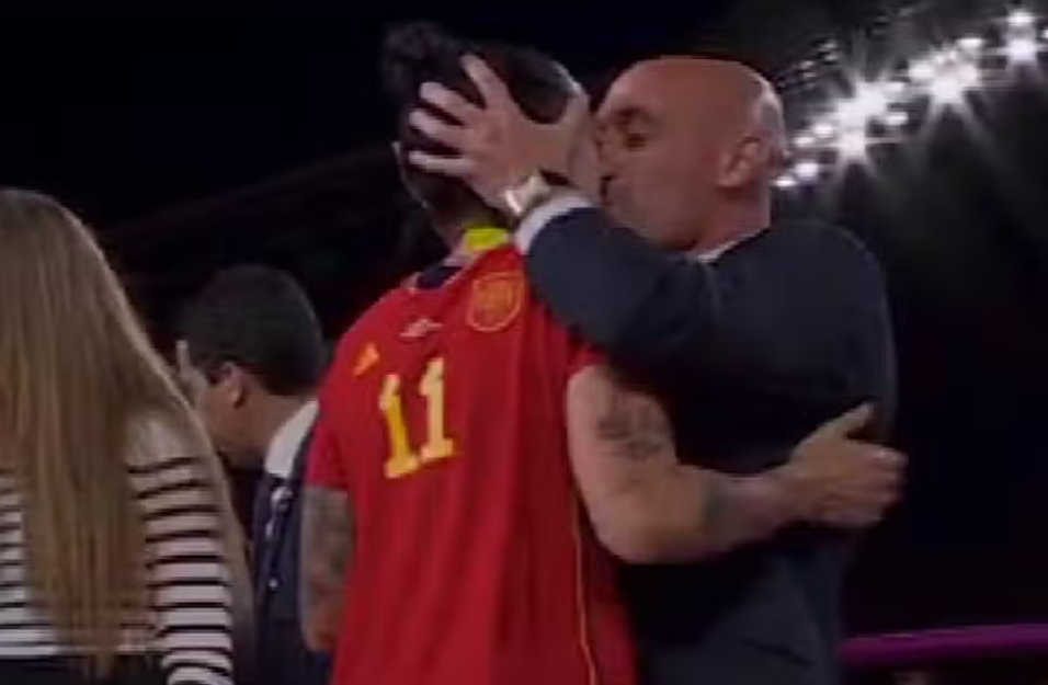 Drama chủ tịch Liên đoàn Bóng đá Tây Ban Nha hôn nữ cầu thủ đến hồi kết
