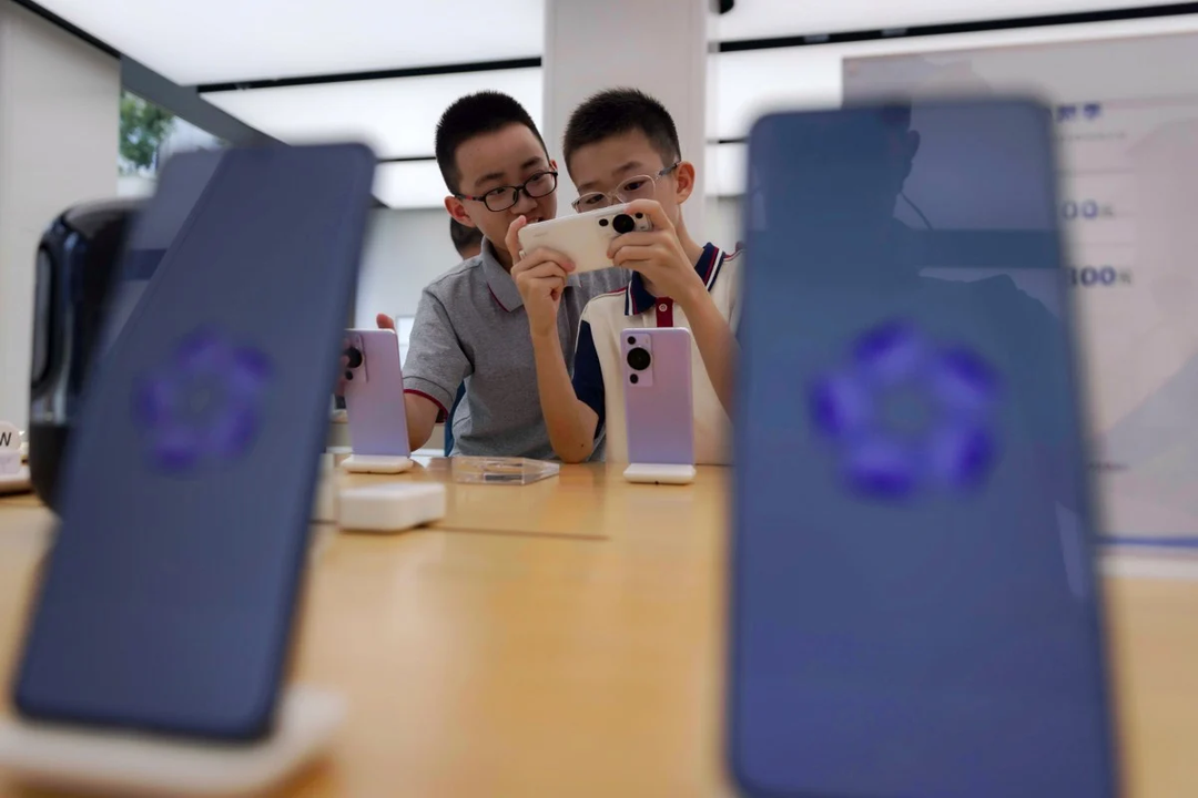 Cả thế giới ngỡ ngàng khi Huawei ra mắt Mate 60 Pro, tranh cãi kịch liệt nguồn gốc con chip nhớ Hàn Quốc bên trong
