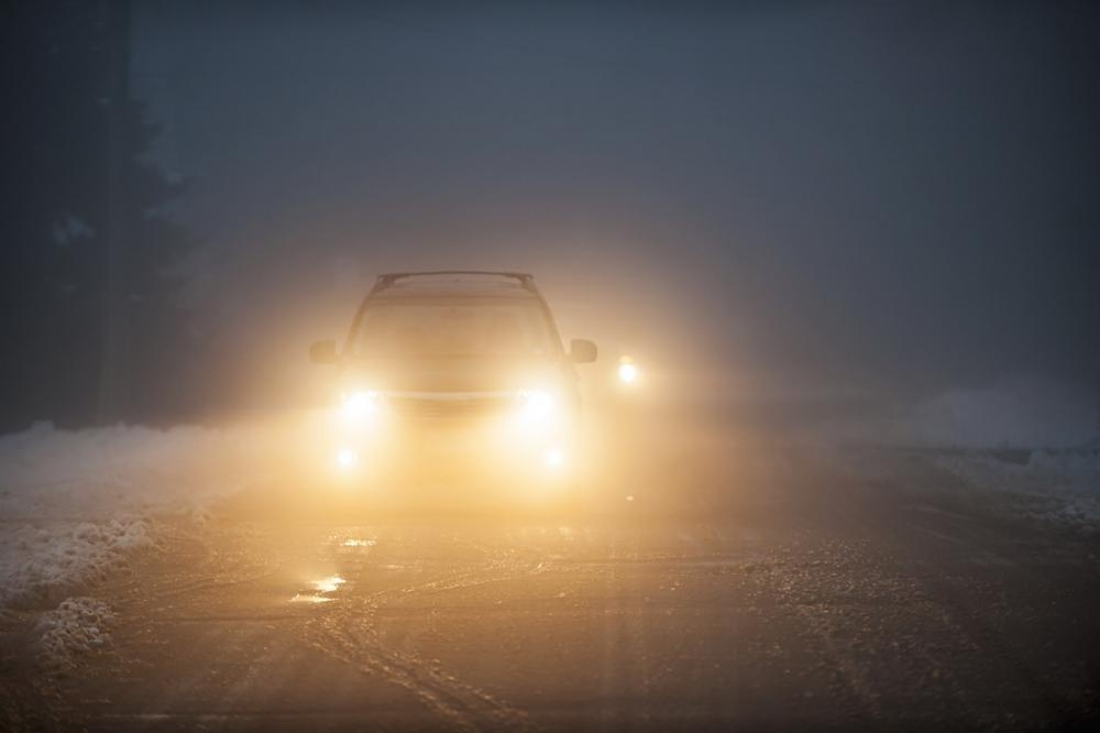 Vì sao đèn ô tô, xe máy thường có ánh sáng vàng? Câu trả lời thực ra rất đơn giản
