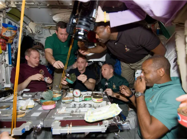 Các phi hành gia ăn uống ngoài vũ trụ như thế nào?