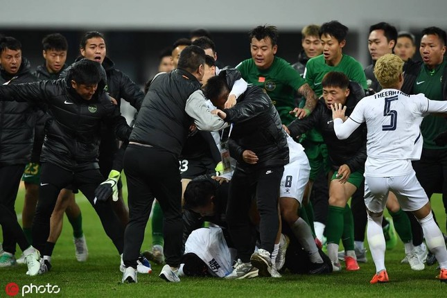 Cầu thủ Trung Quốc và Thái Lan trao đổi chiêu thức ngay trên sân cỏ 