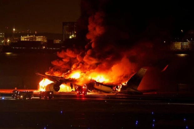 Vì sao máy bay Nhật Bản bốc cháy dữ dội?