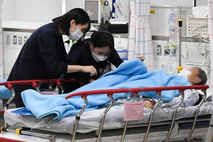 Gần 9.000 bác sĩ đồng loạt xin nghỉ, ngành y Hàn Quốc rối như tơ vò