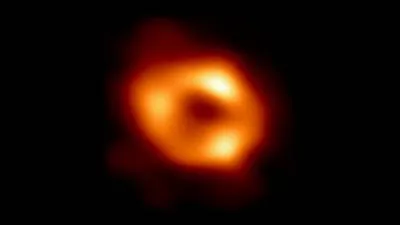 Đây là bức ảnh đầu tiên về lỗ đen siêu lớn ở trung tâm Dải Ngân hà cách con người 27.000 năm ánh sáng