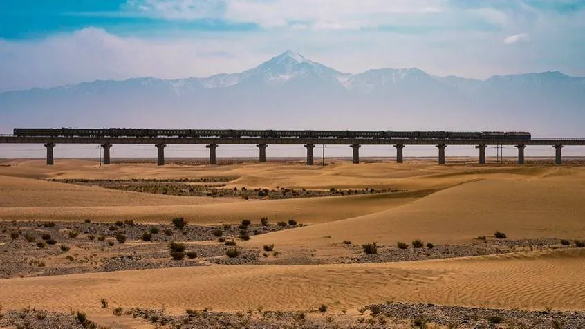 Trung Quốc hoàn thành tuyến đường sắt quanh sa mạc đầu tiên trên thế giới ở Tân Cương