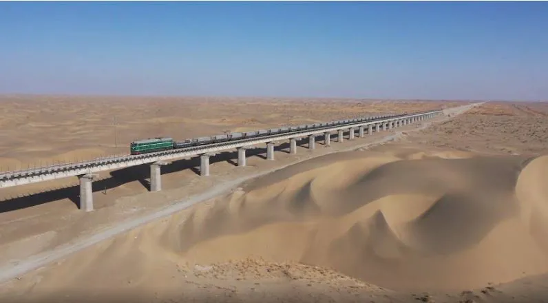 thumbnail - Cách Trung Quốc làm đường sắt chống chọi bão cát, gió liên tục dịch chuyển