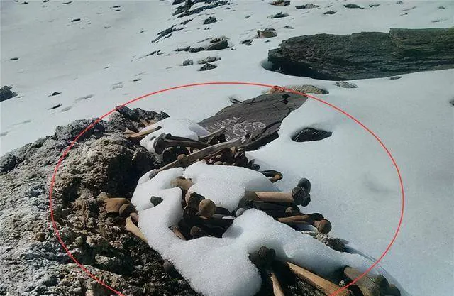 Tuyết tan trên dãy Himalaya, hàng trăm xác người xuất hiện dưới đáy hồ  