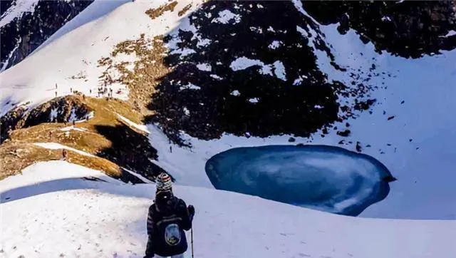 thumbnail - Tuyết tan trên dãy Himalaya, hàng trăm xác người xuất hiện dưới đáy hồ  
