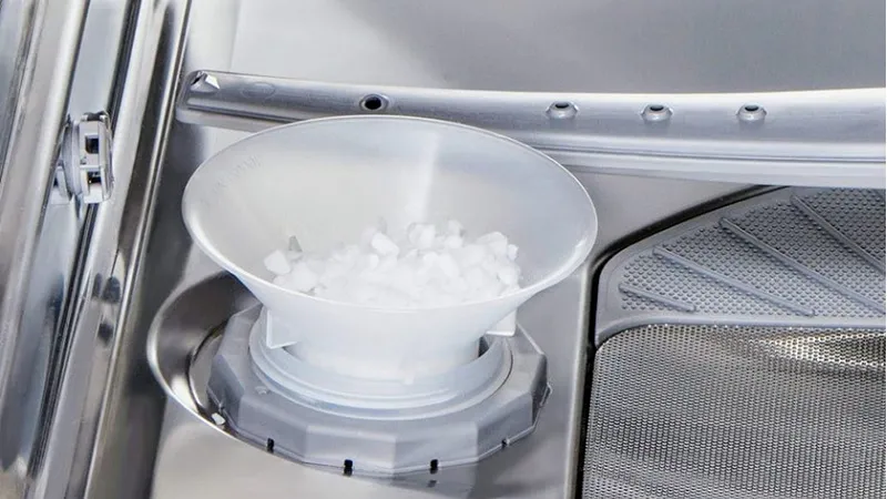 Vì sao máy rửa bát cần đổ muối để làm mềm nước?