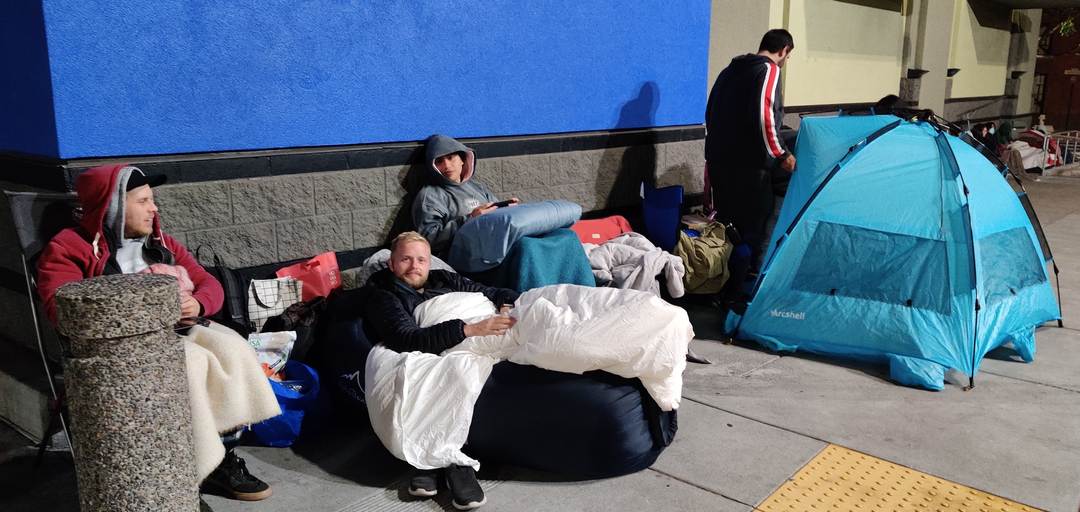Dựng lều, đắp chăn, hàng dài người chờ mua card đồ họa NVIDIA