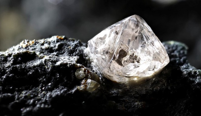 Kim cương cực hiếm từ sâu trong lòng Trái đất chứa khoáng chất chưa từng thấy trước đây