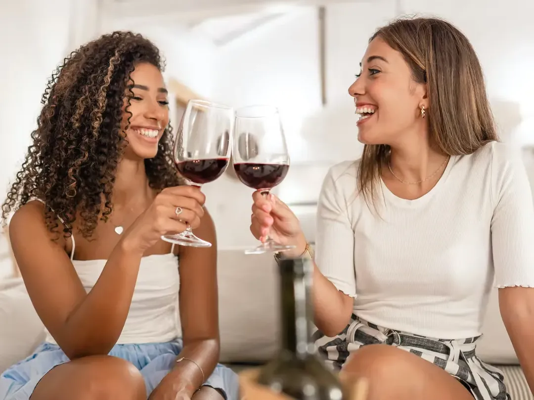 Uống rượu vang đỏ có thực sự giảm nguy cơ mắc COVID như các nhà khoa học nói?