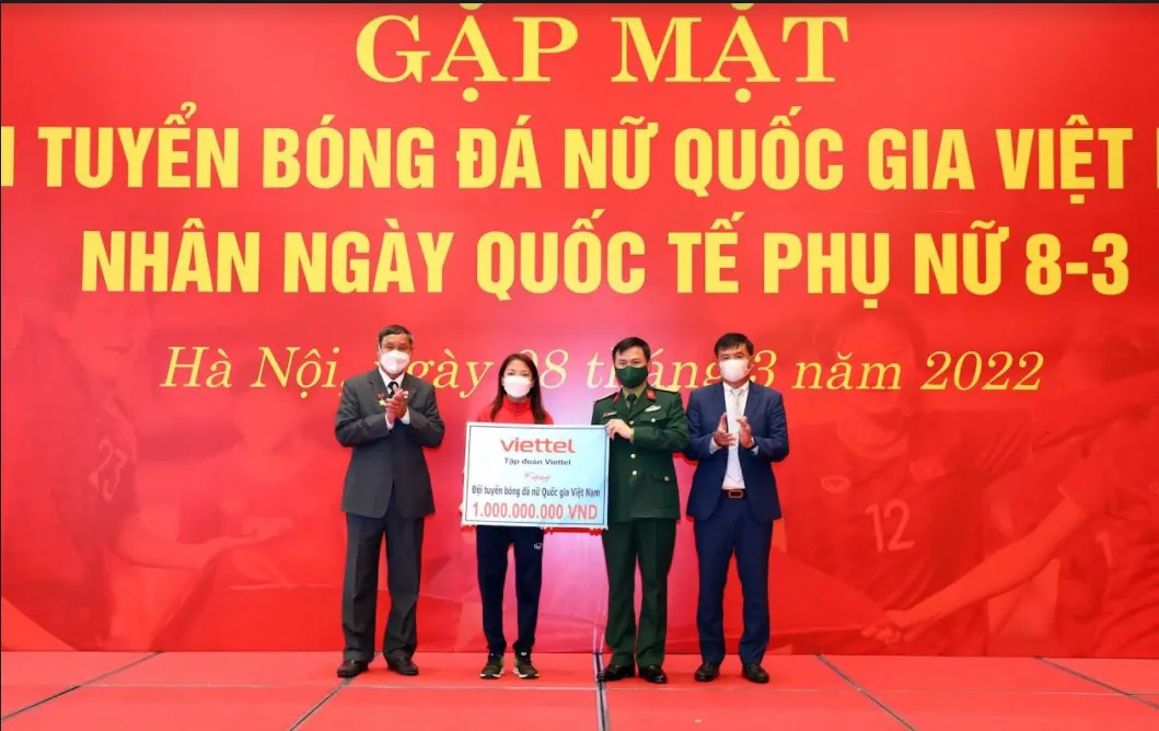 Viettel trao 1 tỷ đồng tặng đội tuyển bóng đá nữ Việt Nam