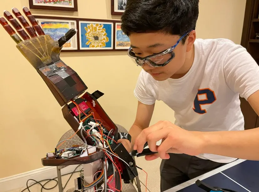 Cánh tay robot điều khiển bằng suy nghĩ, giá rẻ được phát minh bởi một học sinh trung học