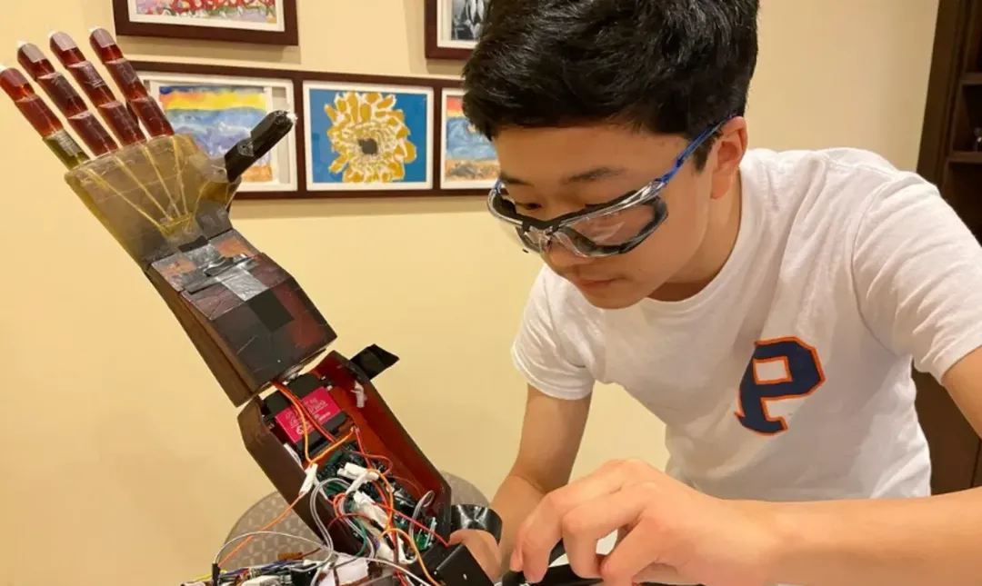thumbnail - 9 tuổi học code, 17 tuổi chế tạo tay robot điều khiển bằng ý nghĩ, tự viết thuật toán AI 23.000 dòng mã