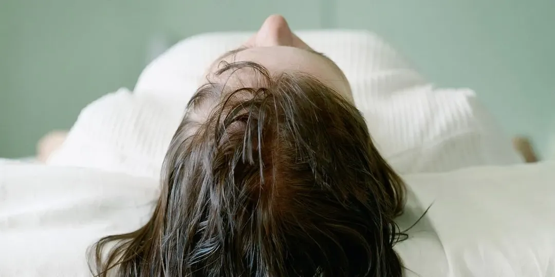 Những hiểm họa từ thói quen để tóc ướt đi ngủ