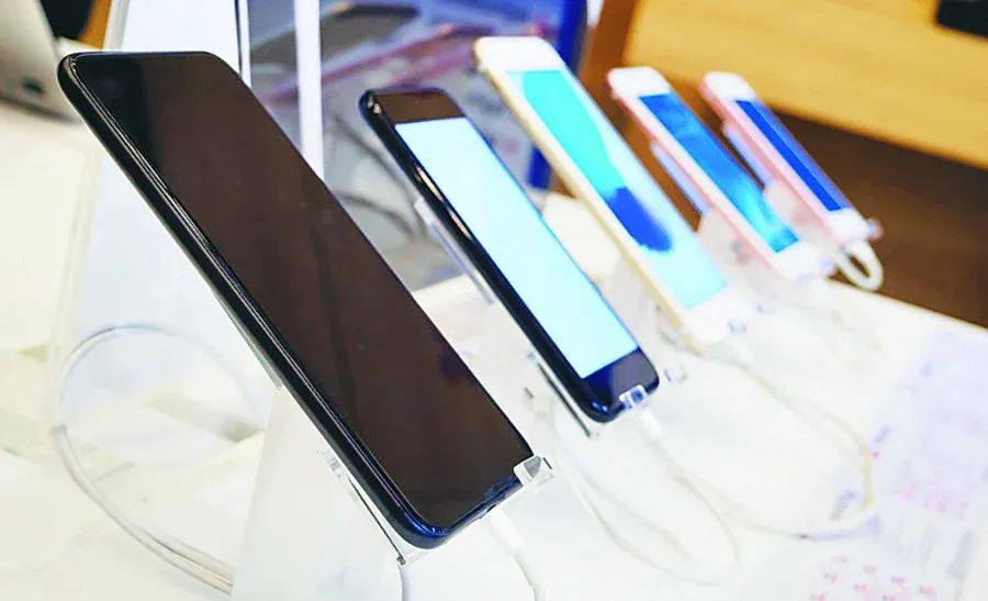 thumbnail - Smartphone "siêu giảm giá" trong ngày khuyến mãi: Khi các thương hiệu tìm cách dọn hàng tồn kho