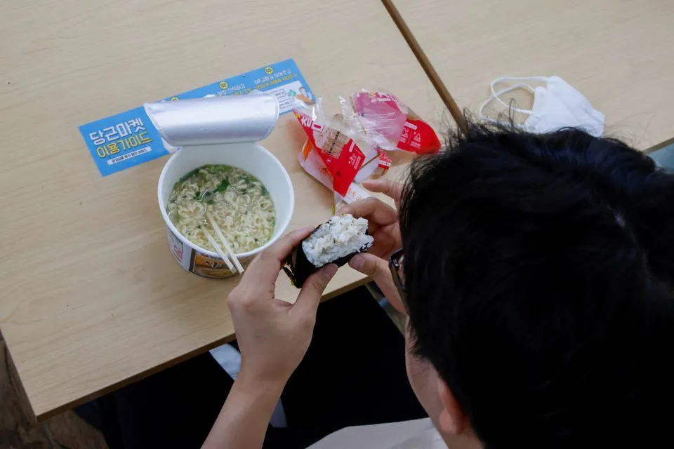 Lạm phát, dân văn phòng Hàn Quốc "thắt lưng buộc bụng", ăn trưa chỉ có mì gói và kimbap