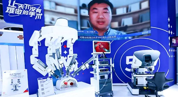 Trung Quốc chế tạo robot 4 tay tích hợp AI để giúp bác sĩ phẫu thuật