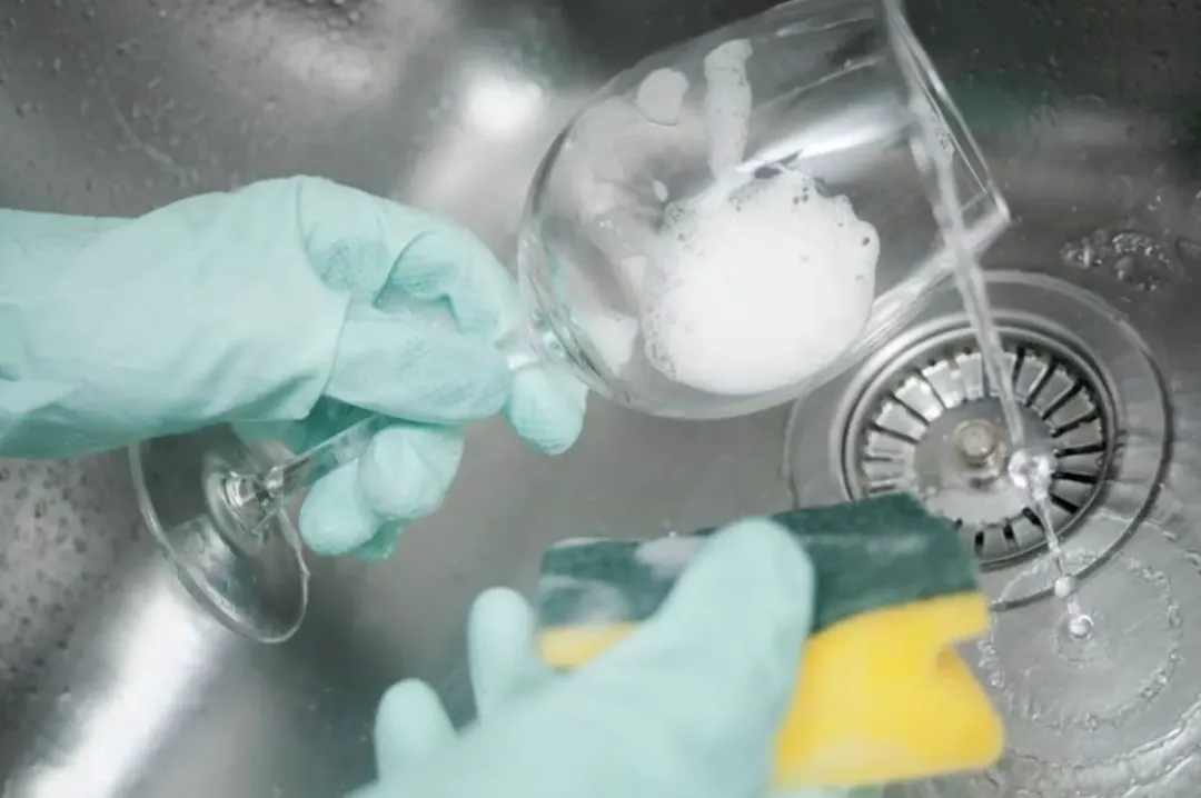 thumbnail - Tại sao các chuyên gia có thói quen súc rửa đồ thủy tinh kỹ càng đến 3 lần