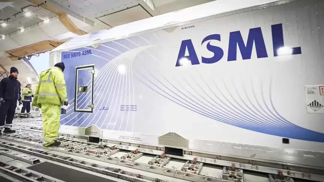 ASML cảnh báo lệnh cấm bán thiết bị quang khắc chip cho Trung Quốc sẽ phá vỡ chuỗi cung ứng