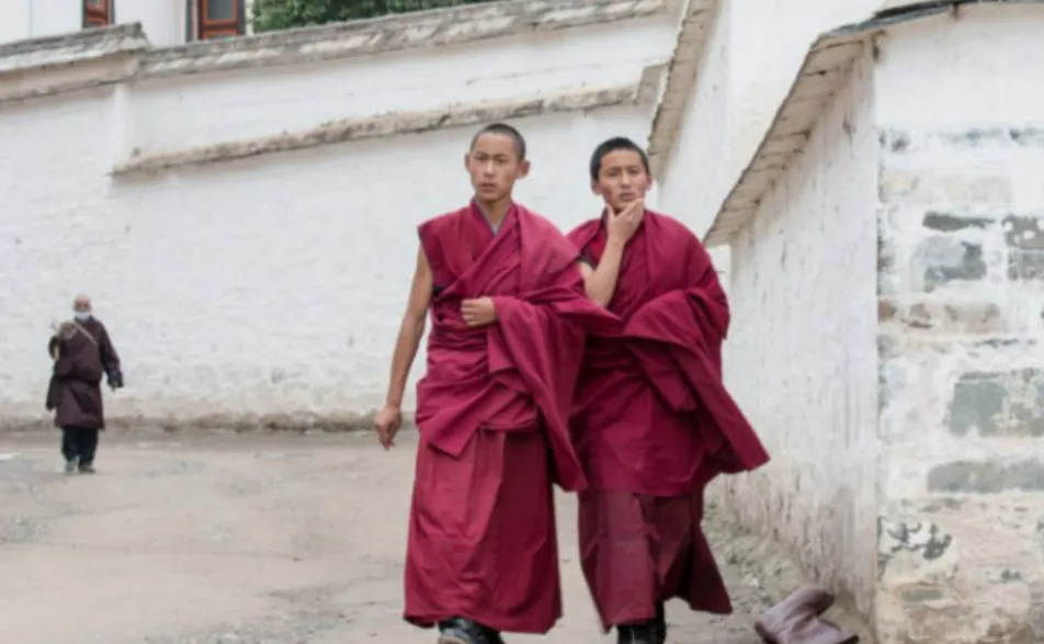 Tập tục kỳ lạ ở Tây Tạng: bắt con trai thứ đi tu để con trai đầu thừa kế tài sản, sinh nhiều con hơn