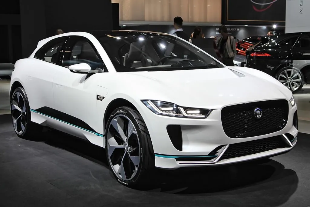 Xe Jaguar I-Pace bất ngờ bốc cháy dữ dội khi đang sạc pin 