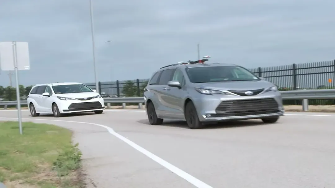 thumbnail - Há hốc mồm trước công nghệ "viễn tưởng" kéo xe không dùng dây của Toyota