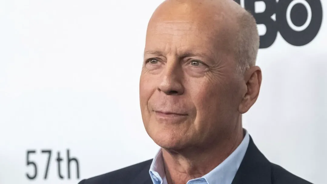 thumbnail - Bruce Willis bán khuôn mặt mình cho công ty deepfake - sự thật là gì?
