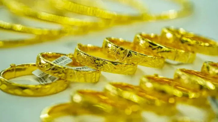 thumbnail - Giá vàng hôm nay 20/10/2022: Vàng trong nước giữ thế giằng co, giảm còn 65,9 triệu, vàng thế giới đảo chiều, giảm mạnh