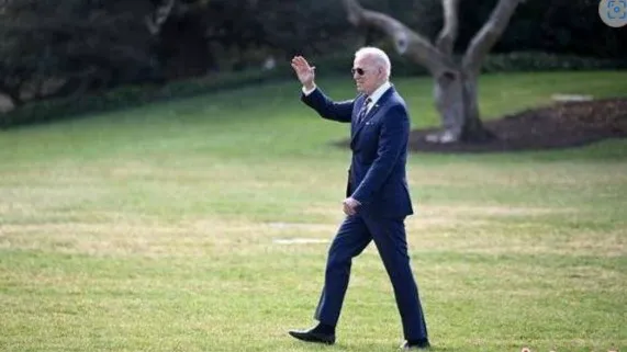 thumbnail - "Tôi nên đi đâu?". Cụ ông Biden lại bị lạc trên bãi cỏ Nhà Trắng