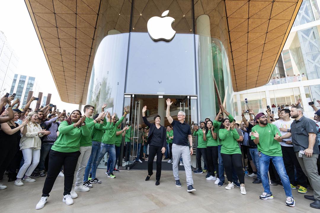 Độc lạ Ấn Độ: Cửa hàng Apple Store mới khai trương lại không thể cạnh với những khu chợ bày bán iPhone “như rau củ quả”