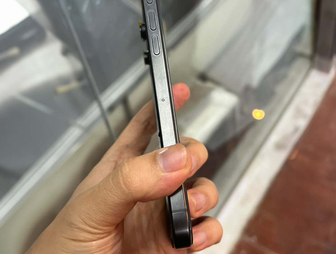 Thợ Việt độ 2 SIM vật lý cho iPhone 15 khóa mạng Mỹ