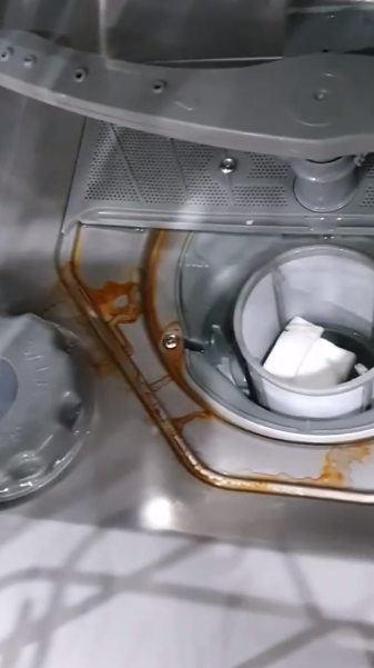 Lời giải thích cho đáy bồn máy rửa bát bị gỉ