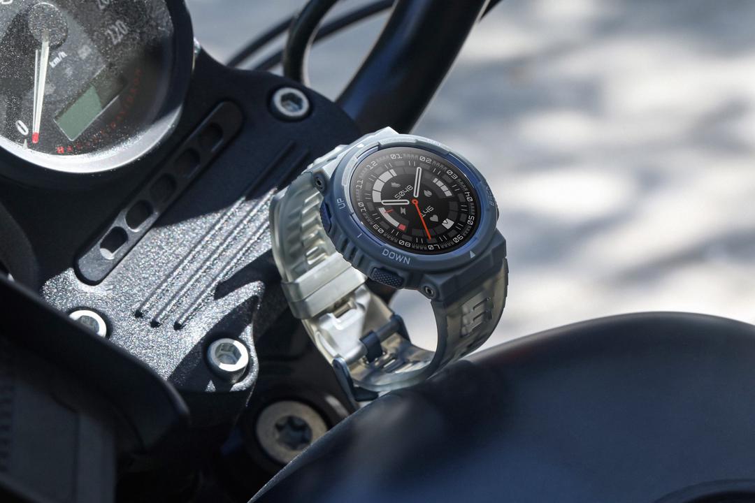 Amazfit Active Edge ra mắt Việt Nam: độ bền chuẩn quân đội, chống nước 100 mét, pin 16 ngày, có cả AI hỗ trợ tập luyện