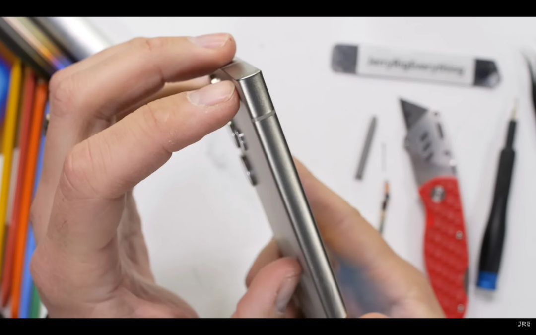 Samsung Galaxy S24 Ultra có bao nhiêu titanium? Youtuber nung chảy chiếc điện thoại giá hàng chục triệu để tìm câu trả lời