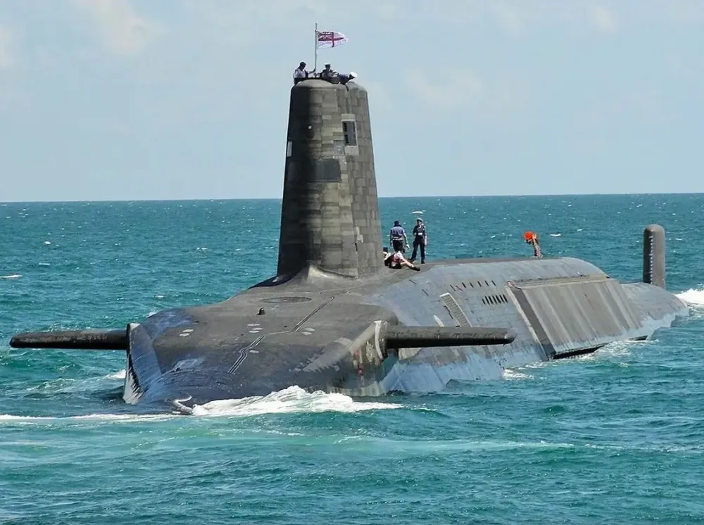 Tàu ngầm Anh phóng tên lửa liên lục địa thất bại: tên lửa không bốc cháy và hạ cánh gần tàu ngầm
