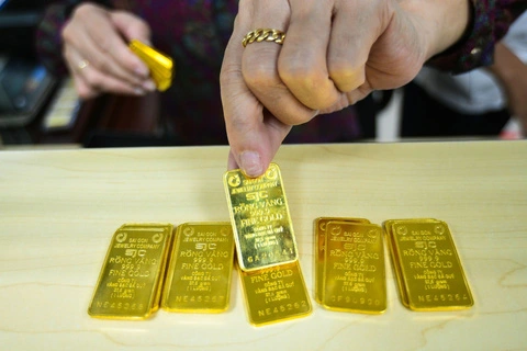 Giá vàng bật tăng mạnh mẽ, xô đổ kỷ lục mới