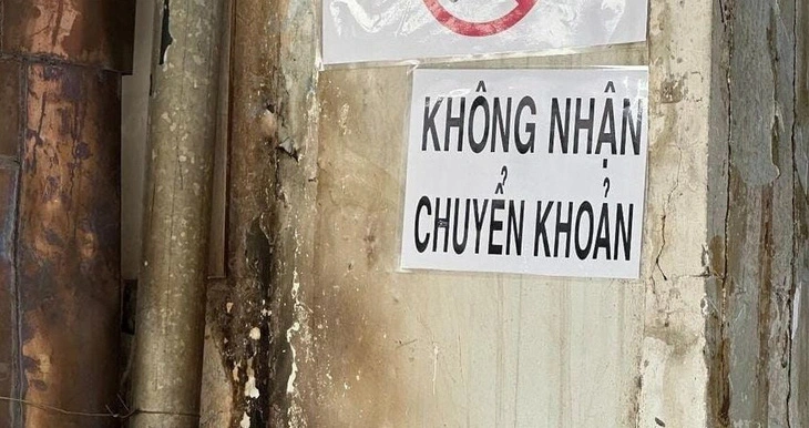 Quán ăn dán nhãn không nhận chuyển khoản, người dùng đói lả tìm chỗ rút tiền