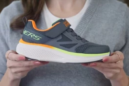 Skechers ra mắt giày trẻ em có ngăn giấu AirTag, bùng nổ tranh cãi về quyền riêng tư