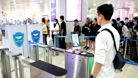 Làm thế nào để qua cửa an ninh sân bay mà không cần rút ví?