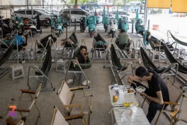 Nở rộ trạm sạc xe điện trong quán cà phê ở TP.HCM