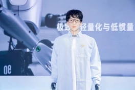 Chân dung robot đầu tiên đi học tiến sĩ gây sốt vì ngoại hình ấn tượng