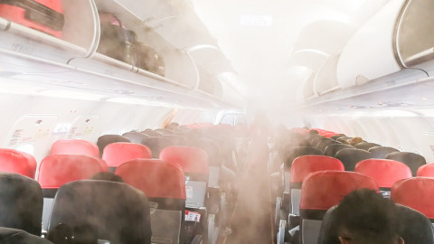 Người ta phun sương trên máy bay mỗi khi cất cánh và hạ cánh để làm gì?