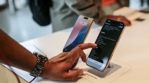 Tại sao Apple quay xe, phát triển chatbot sau khi nói không?