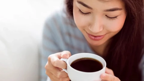 Dấu hiệu báo động bạn đang uống quá nhiều cà phê