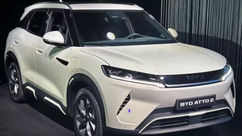 Cổ phiếu của "ông trùm" xe điện Trung Quốc bắt đầu lao dốc