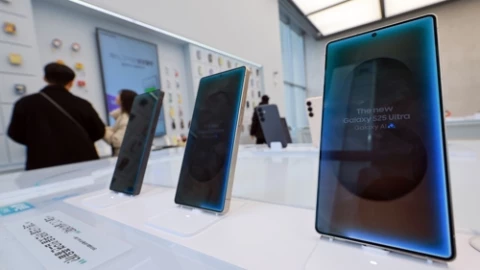 Gánh lợi nhuận cho cả tập đoàn, Galaxy S25 lại vừa lập kỷ lục mới