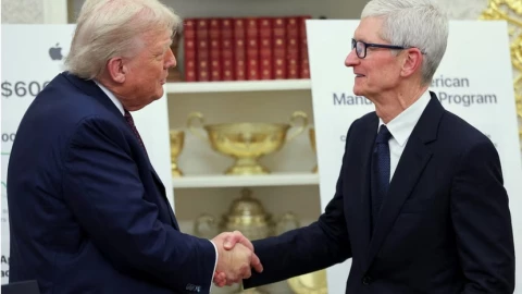 Các ông lớn nháo nhào "nịnh" Trump miễn thuế bán dẫn, người bị đánh thuế 100%, người lại không mất một xu