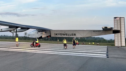 Máy bay không người lái nhẹ, rộng như Boeing 747 bay 220 giờ nhưng không dùng một giọt xăng